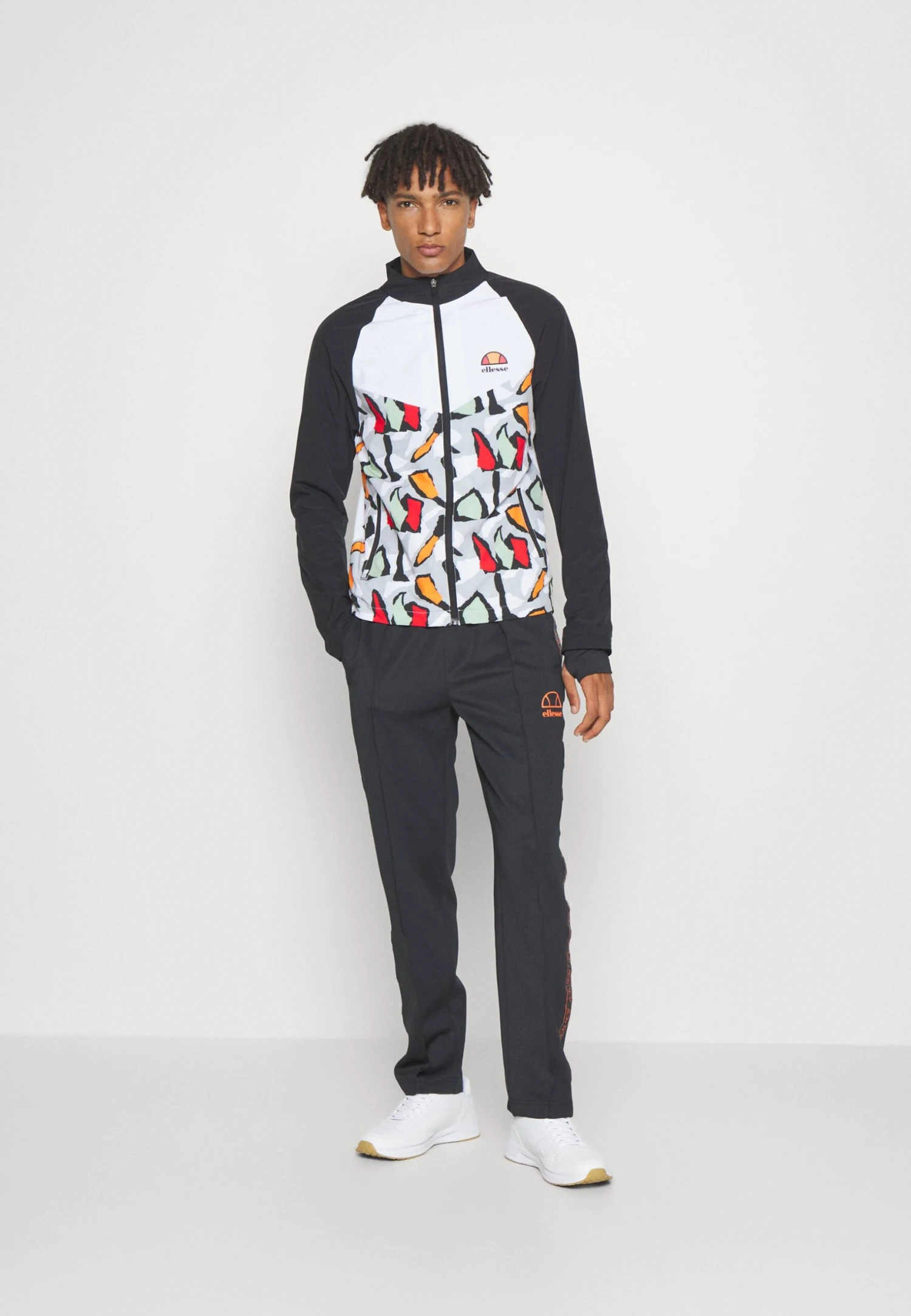 Reginas TrackGiacca SportivaMulti-Coloured/White Uomo Pantaloni sportivi e joggers EL942G034-T11 Ellesse Reginas TrackGiacca SportivaMulti-Coloured/White Uomo Pantaloni Sportivi E Joggers EL942G034-T11 -Ellesse 0eeb37c88dba4bbe9a7cb9812cf5b487 scaled