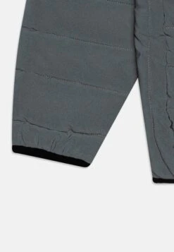 Ellesse Zentrian Padded UnisexGiacca InvernaleSilver/Dark Grey Bambini Abbigliamento Outwear EL943F00J-D11 4 Ellesse Zentrian Padded UnisexGiacca InvernaleSilver/Dark Grey Bambini Abbigliamento Outwear EL943F00J-D11 -Ellesse 117679577d9e4d358744e0264854da12