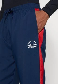 Ellesse Esecuzione Track PantPantaloni SportiviDark Blue Uomo Abbigliamento EL942E04I-K11 7 Ellesse Esecuzione Track PantPantaloni SportiviDark Blue Uomo Abbigliamento EL942E04I-K11 -Ellesse 212ff8daa9754452aea3c23eafc35d22