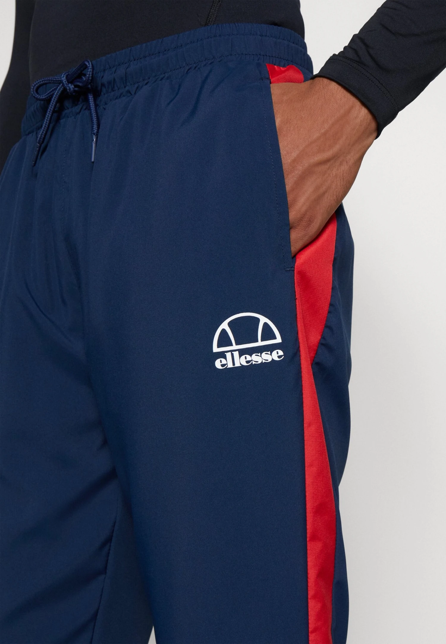Esecuzione Track PantPantaloni SportiviDark Blue Uomo Abbigliamento EL942E04I-K11 Ellesse Esecuzione Track PantPantaloni SportiviDark Blue Uomo Abbigliamento EL942E04I-K11 -Ellesse 212ff8daa9754452aea3c23eafc35d22 scaled