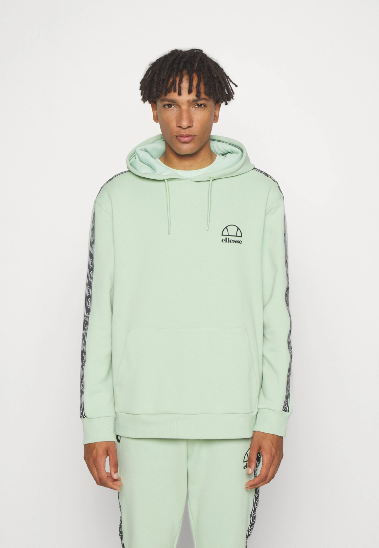 Alfonsa HoodyFelpa Con CappuccioGreen Uomo Maglieria e Felpe EL942G03A-M11 Ellesse Alfonsa HoodyFelpa Con CappuccioGreen Uomo Maglieria E Felpe EL942G03A-M11 -Ellesse 2e99ad8673b24ce196a94c578eccc115 scaled