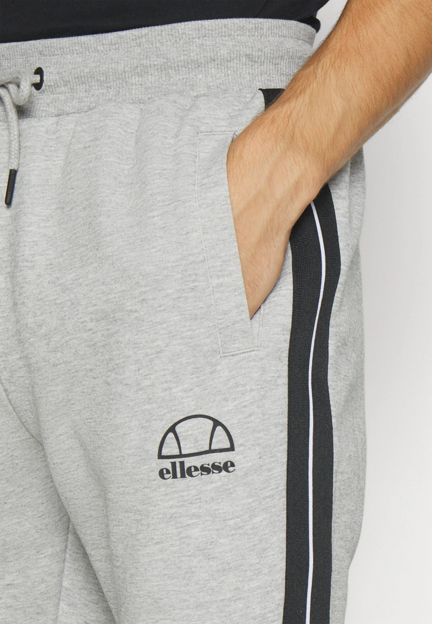 Condizione PantPantaloni SportiviGrey Uomo Abbigliamento EL942E04O-C11 Ellesse Condizione PantPantaloni SportiviGrey Uomo Abbigliamento EL942E04O-C11 -Ellesse 30fd174c0abb4948bd92f50b51883022 scaled