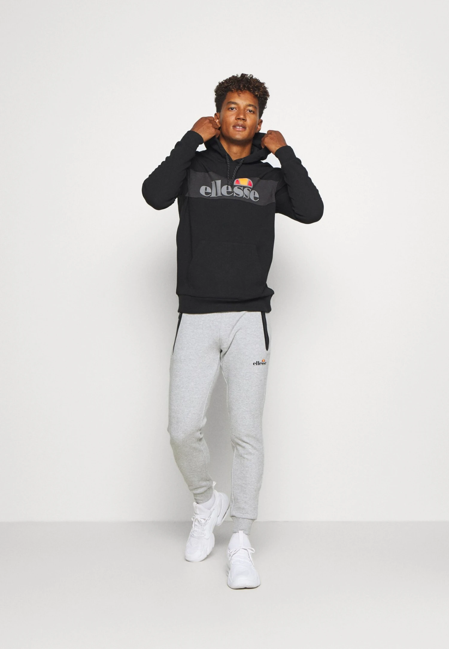 CaslinoFelpa Con CappuccioBlack Uomo Maglieria e Felpe EL942G00O-Q11 Ellesse CaslinoFelpa Con CappuccioBlack Uomo Maglieria E Felpe EL942G00O-Q11 -Ellesse 413f72cda2794c9d94604ae7d7edbede scaled