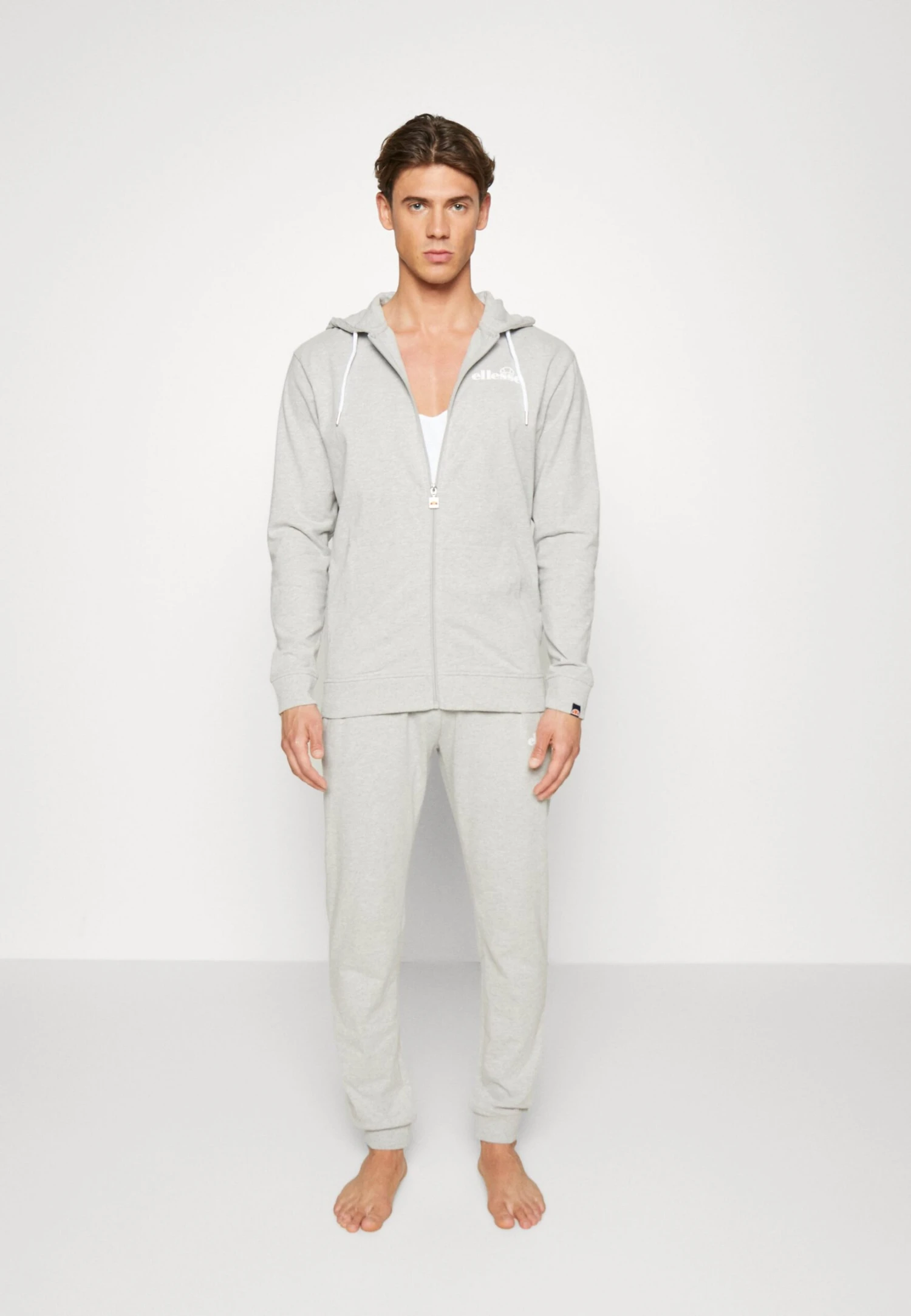 BeviloPigiamaGrey Marl Uomo Per la notte EL982M00I-C11 Ellesse BeviloPigiamaGrey Marl Uomo Per La Notte EL982M00I-C11 -Ellesse 64246caeb69d4ef7b4656a77d3df5a22 scaled