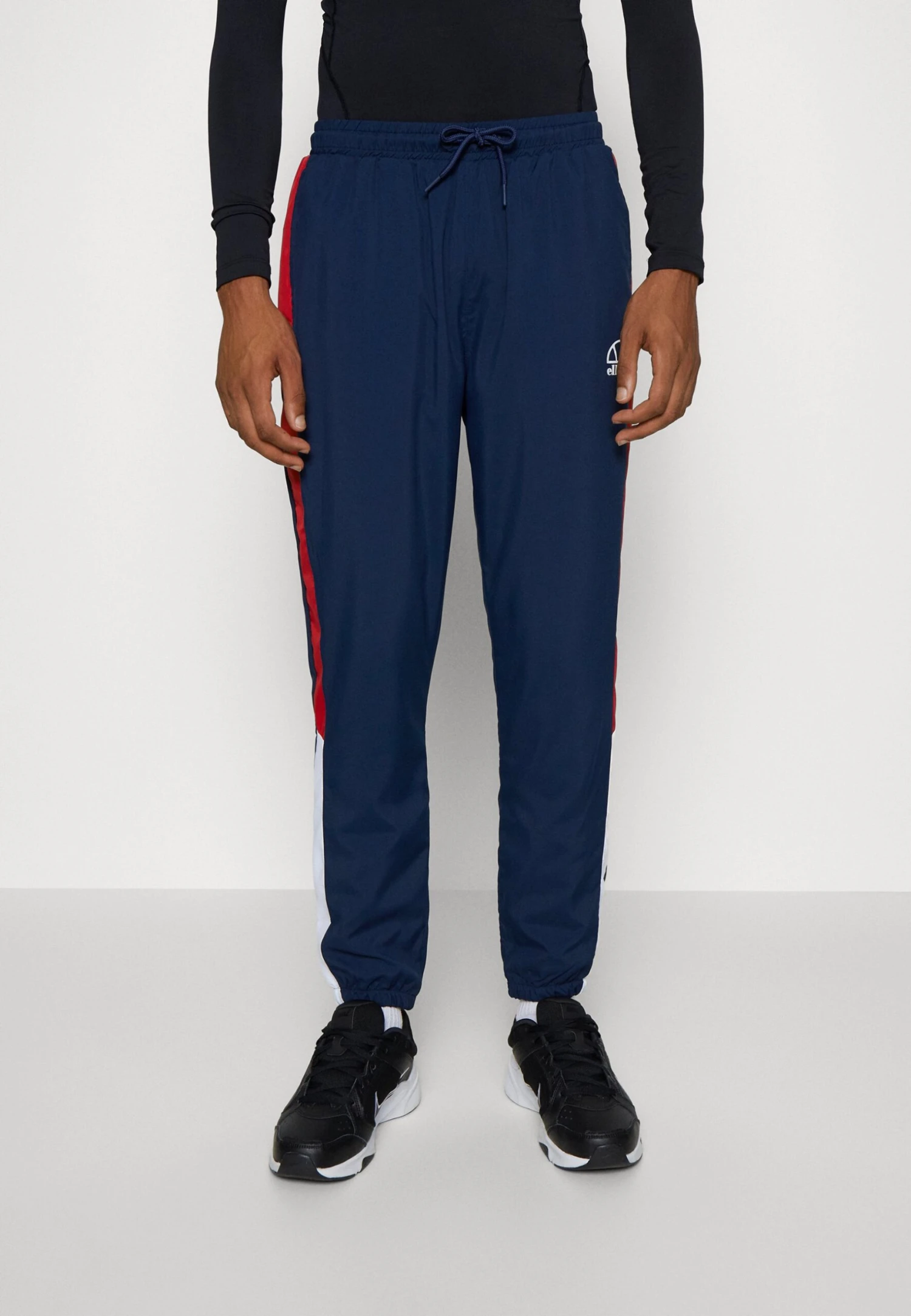 Esecuzione Track PantPantaloni SportiviDark Blue Uomo Abbigliamento EL942E04I-K11 Ellesse Esecuzione Track PantPantaloni SportiviDark Blue Uomo Abbigliamento EL942E04I-K11 -Ellesse 6629001a678d406c9566c2f92035e9ac scaled