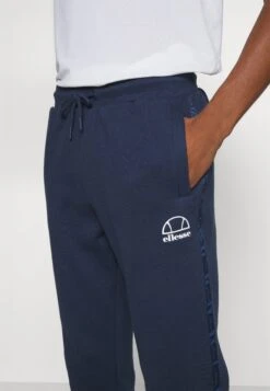 Ellesse Attivita PantPantaloni SportiviDark Blue Uomo Abbigliamento EL942E04T-K11 6 Ellesse Attivita PantPantaloni SportiviDark Blue Uomo Abbigliamento EL942E04T-K11 -Ellesse 6a0e4b51ed394232b4a32033e0c6c710