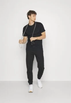 Ellesse Tracca PantPantaloni SportiviBlack Uomo Abbigliamento EL942E04P-Q11 3 Ellesse Tracca PantPantaloni SportiviBlack Uomo Abbigliamento EL942E04P-Q11 -Ellesse 748e4a3915954c8e8e267be0406d791c