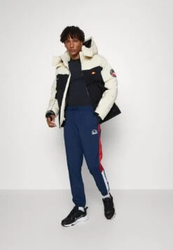 Ellesse Esecuzione Track PantPantaloni SportiviDark Blue Uomo Abbigliamento EL942E04I-K11 3 Ellesse Esecuzione Track PantPantaloni SportiviDark Blue Uomo Abbigliamento EL942E04I-K11 -Ellesse 77cd31bd8f7843d39b49c1ab393e50fc