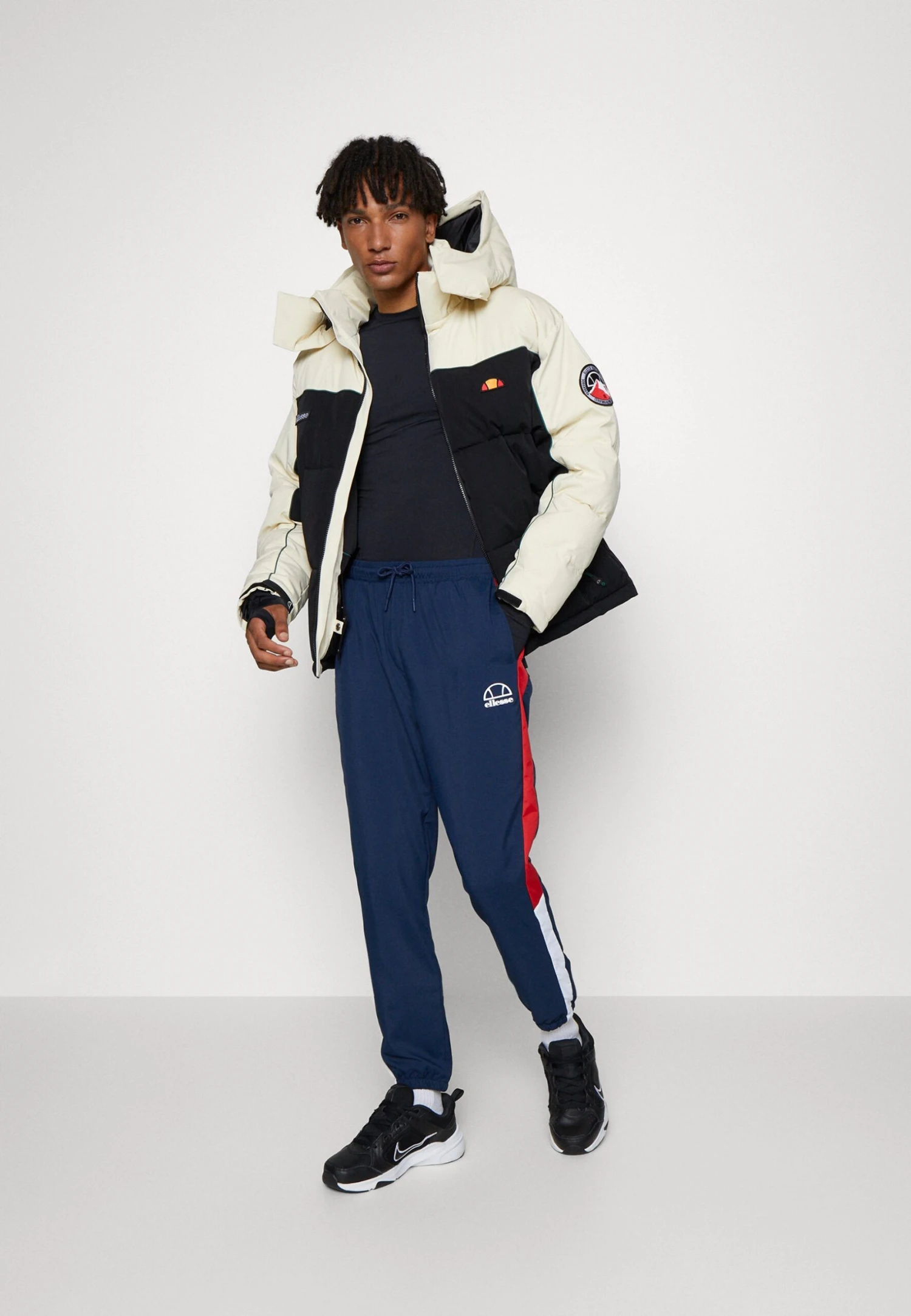 Esecuzione Track PantPantaloni SportiviDark Blue Uomo Abbigliamento EL942E04I-K11 Ellesse Esecuzione Track PantPantaloni SportiviDark Blue Uomo Abbigliamento EL942E04I-K11 -Ellesse 77cd31bd8f7843d39b49c1ab393e50fc scaled