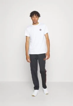 Ellesse Samueli TeeT-Shirt Con StampaWhite Uomo Abbigliamento EL942D054-A11 3 Ellesse Samueli TeeT-Shirt Con StampaWhite Uomo Abbigliamento EL942D054-A11 -Ellesse 7a56596071354a39a6fff61055aa510e