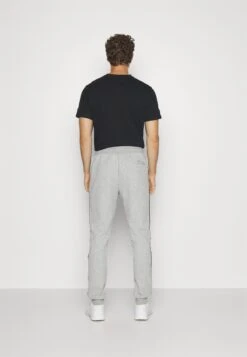 Ellesse Condizione PantPantaloni SportiviGrey Uomo Abbigliamento EL942E04O-C11 4 Ellesse Condizione PantPantaloni SportiviGrey Uomo Abbigliamento EL942E04O-C11 -Ellesse 7ea2a57817f046bf8ce48b832ac591ae