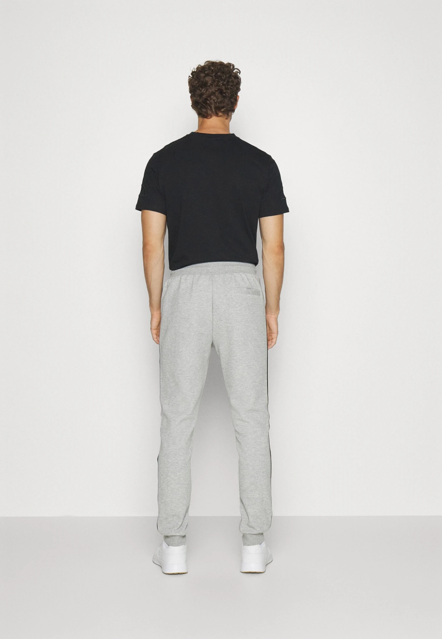 Condizione PantPantaloni SportiviGrey Uomo Abbigliamento EL942E04O-C11 Ellesse Condizione PantPantaloni SportiviGrey Uomo Abbigliamento EL942E04O-C11 -Ellesse 7ea2a57817f046bf8ce48b832ac591ae scaled