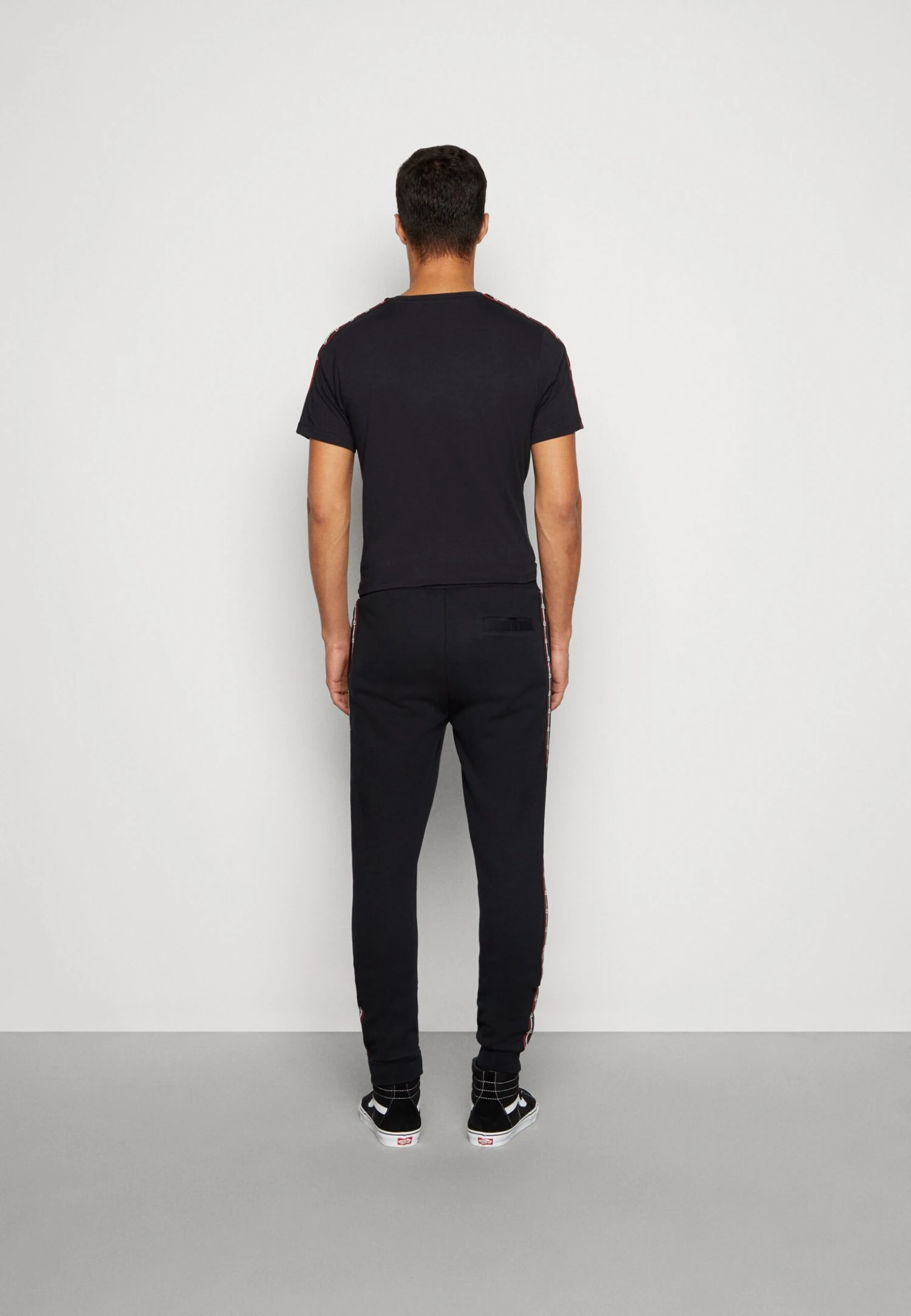 Jettan Jog PantPantaloni SportiviBlack Uomo Abbigliamento EL922E04L-Q11 Ellesse Jettan Jog PantPantaloni SportiviBlack Uomo Abbigliamento EL922E04L-Q11 -Ellesse 872dd67bccf4489694b986b0630ce40e scaled