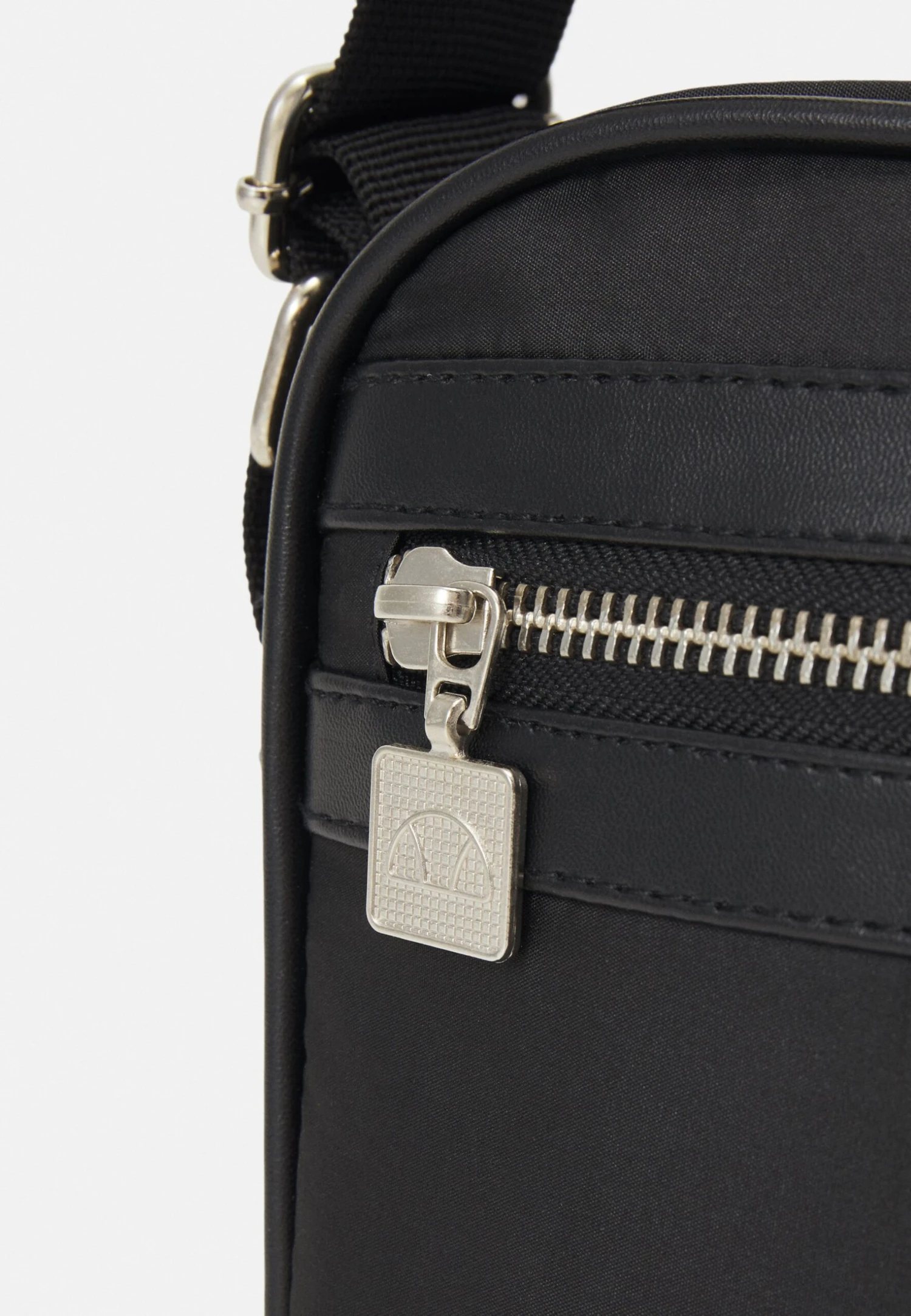 Tinaccio Cross Body Bag UnisexBorsa A TracollaBlack Uomo Borse EL954H03D-Q11 Ellesse Tinaccio Cross Body Bag UnisexBorsa A TracollaBlack Uomo Borse EL954H03D-Q11 -Ellesse 8b3d12fcf7f04736bd545d750ff251b8 scaled