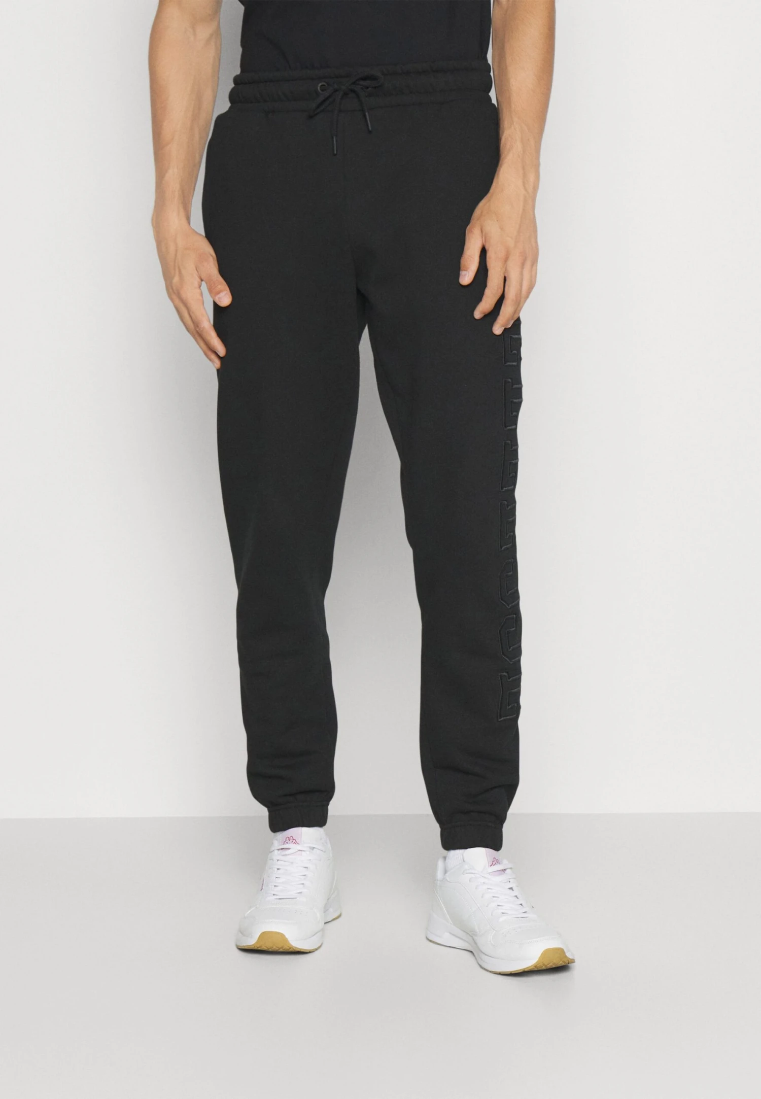 Tracca PantPantaloni SportiviBlack Uomo Abbigliamento EL942E04P-Q11 Ellesse Tracca PantPantaloni SportiviBlack Uomo Abbigliamento EL942E04P-Q11 -Ellesse 8c934f1a9a3547918a353745bc57bf8e scaled