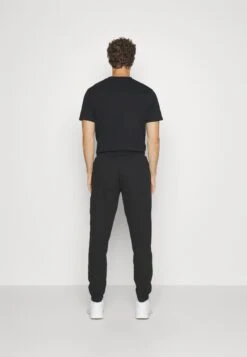 Ellesse Tracca PantPantaloni SportiviBlack Uomo Abbigliamento EL942E04P-Q11 4 Ellesse Tracca PantPantaloni SportiviBlack Uomo Abbigliamento EL942E04P-Q11 -Ellesse 93ed734558d446eeb263bd8c2d060687