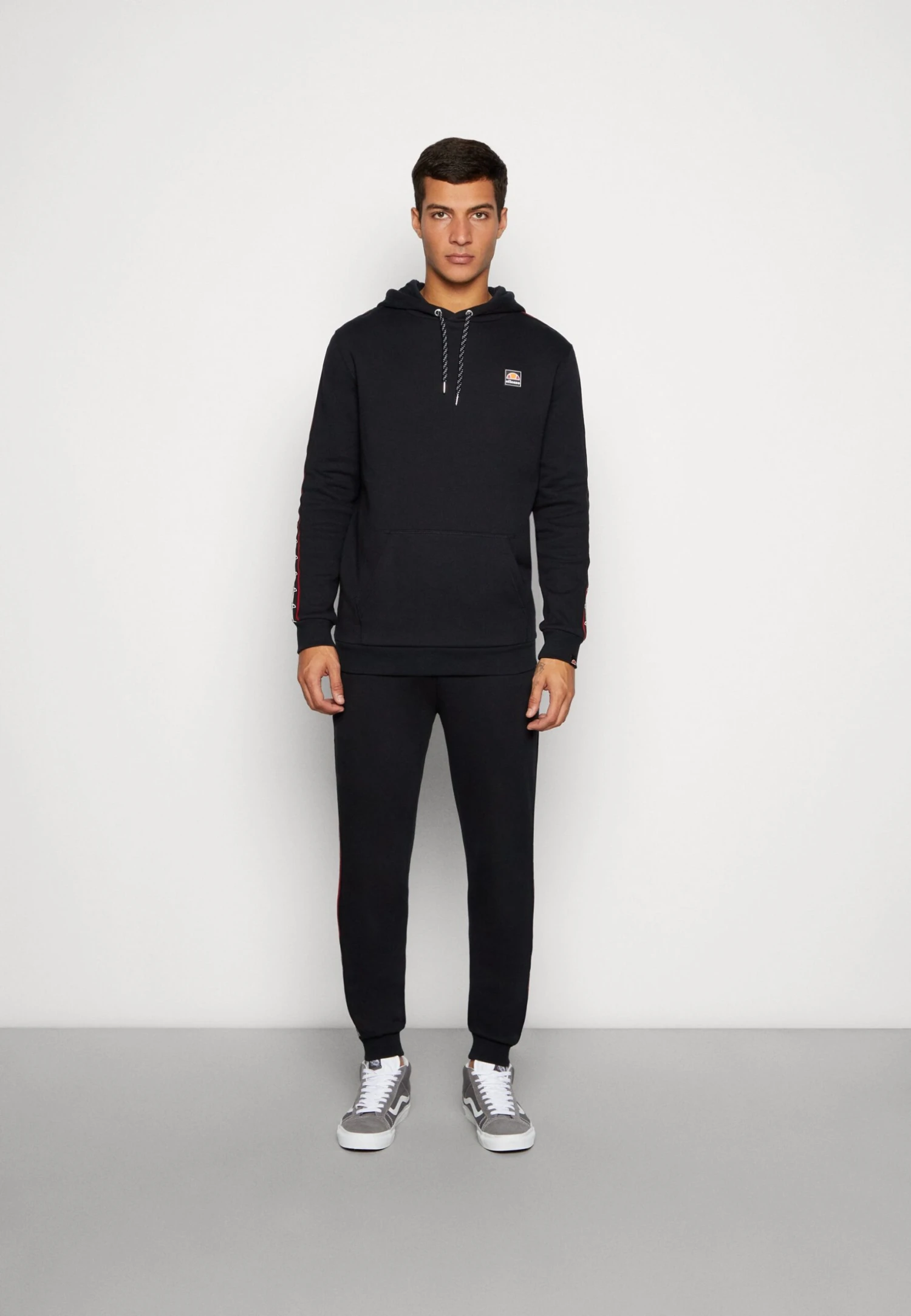 Stefan Oh HoodyFelpaBlack Uomo Maglieria e Felpe EL922S08U-Q11 Ellesse Stefan Oh HoodyFelpaBlack Uomo Maglieria E Felpe EL922S08U-Q11 -Ellesse 9caa7861a634484d9ecae5219d4918b7 scaled