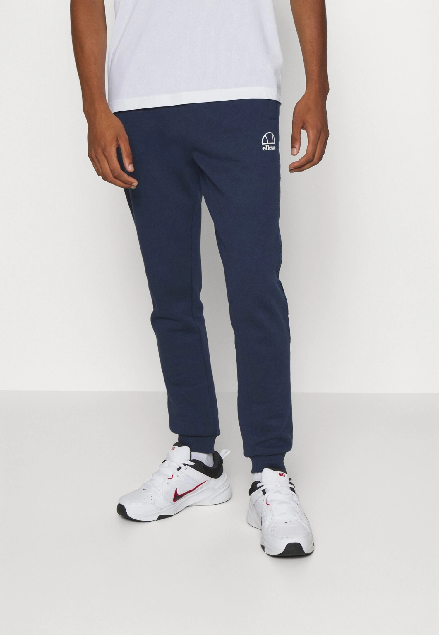 Attivita PantPantaloni SportiviDark Blue Uomo Abbigliamento EL942E04T-K11 Ellesse Attivita PantPantaloni SportiviDark Blue Uomo Abbigliamento EL942E04T-K11 -Ellesse 9cfcf605b3434a8285864c36ba2f26e3 scaled