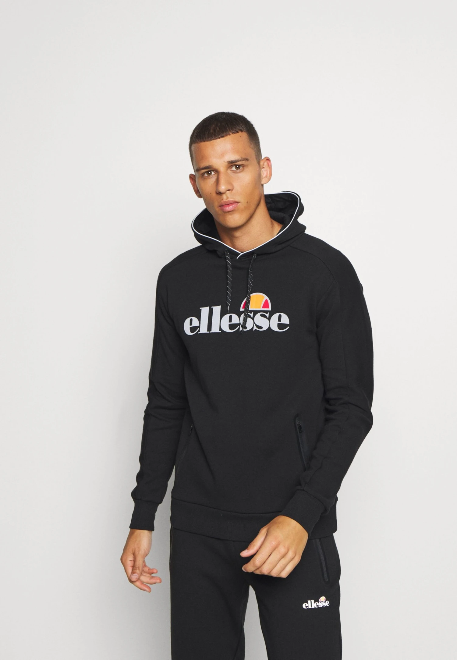 Ducenta HoodyFelpa Con CappuccioBlack Uomo Abbigliamento EL942G00J-Q11 Ellesse Ducenta HoodyFelpa Con CappuccioBlack Uomo Abbigliamento EL942G00J-Q11 -Ellesse a5b73d7a310d43d6a7fa9f4c3dfa70d1 scaled