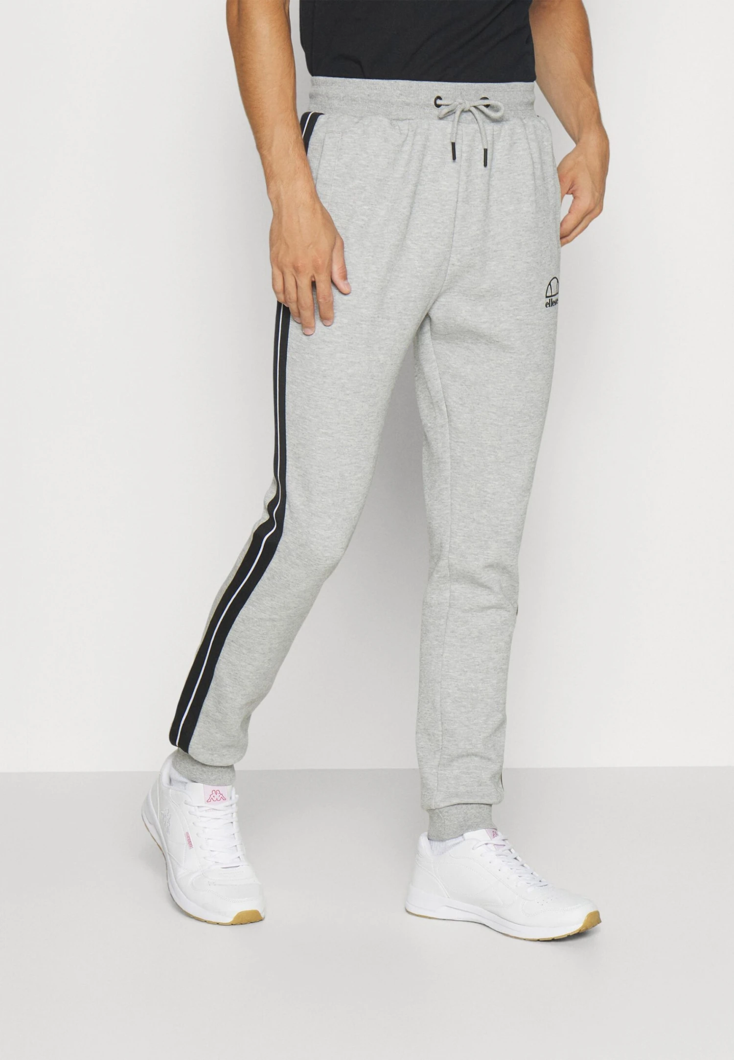 Condizione PantPantaloni SportiviGrey Uomo Abbigliamento EL942E04O-C11 Ellesse Condizione PantPantaloni SportiviGrey Uomo Abbigliamento EL942E04O-C11 -Ellesse aa5be89196d74069ae3b359baa9b0588 scaled