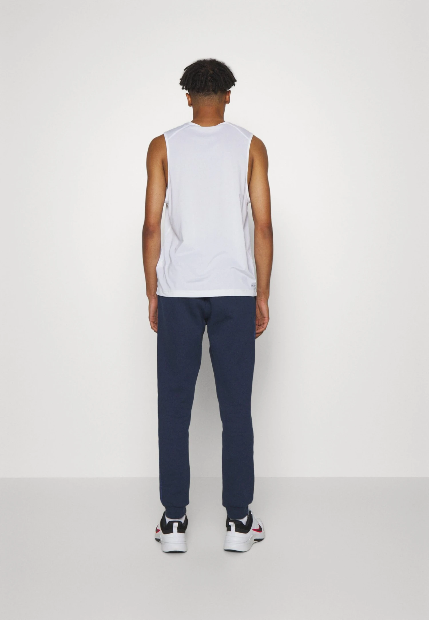 Attivita PantPantaloni SportiviDark Blue Uomo Abbigliamento EL942E04T-K11 Ellesse Attivita PantPantaloni SportiviDark Blue Uomo Abbigliamento EL942E04T-K11 -Ellesse b2976f1f1c764f08818ee3d297998e7d scaled