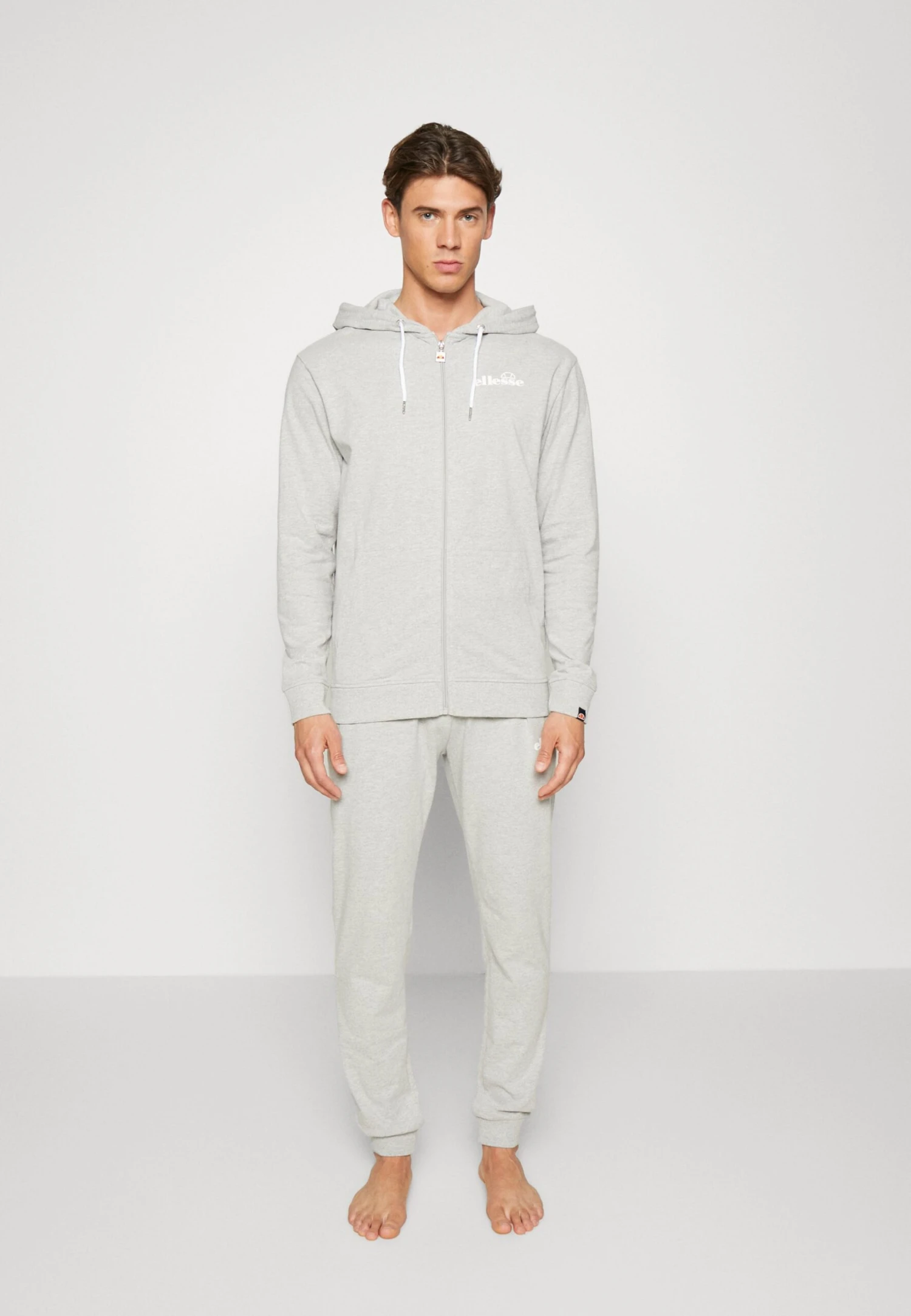 BeviloPigiamaGrey Marl Uomo Per la notte EL982M00I-C11 Ellesse BeviloPigiamaGrey Marl Uomo Per La Notte EL982M00I-C11 -Ellesse b6c7cf138a5841258cf94065f58a58eb scaled