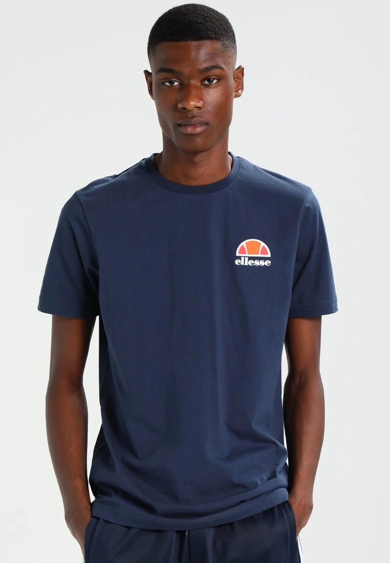 CanalettoT-Shirt Con StampaDress Blues Uomo T-shirt e polo EL922O01S-K11 Ellesse CanalettoT-Shirt Con StampaDress Blues Uomo T-shirt E Polo EL922O01S-K11 -Ellesse bc4bf8807a4b4aa1a5acdd970dbe915e