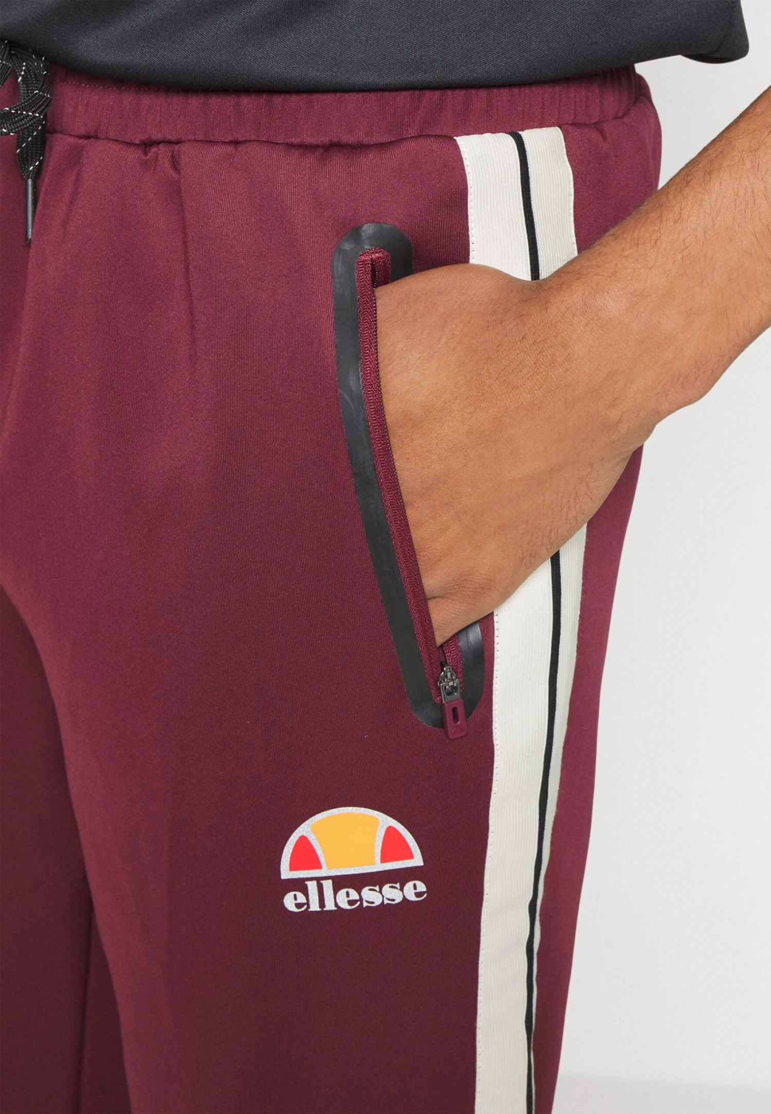 Alessie Track PantPantaloni SportiviBurgundy Uomo Pantaloni EL942E04U-G11 Ellesse Alessie Track PantPantaloni SportiviBurgundy Uomo Pantaloni EL942E04U-G11 -Ellesse c1481cdc60fd457ba58cb06bd513bd6c scaled