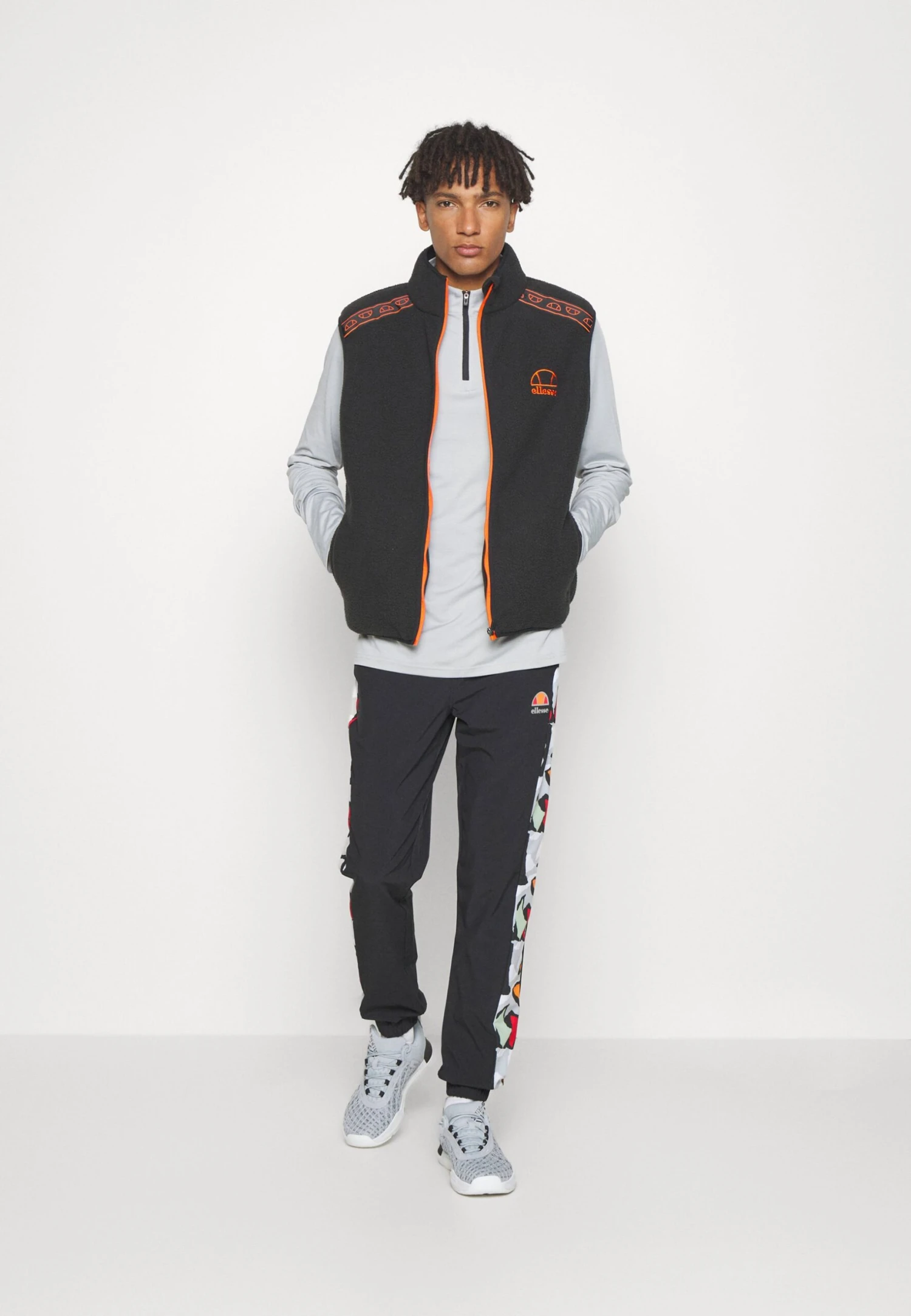 Oziola GiletSmanicatoBlack Uomo Abbigliamento EL942F03S-Q11 Ellesse Oziola GiletSmanicatoBlack Uomo Abbigliamento EL942F03S-Q11 -Ellesse c57e5c081ec94beea55ad5c66cff647f scaled