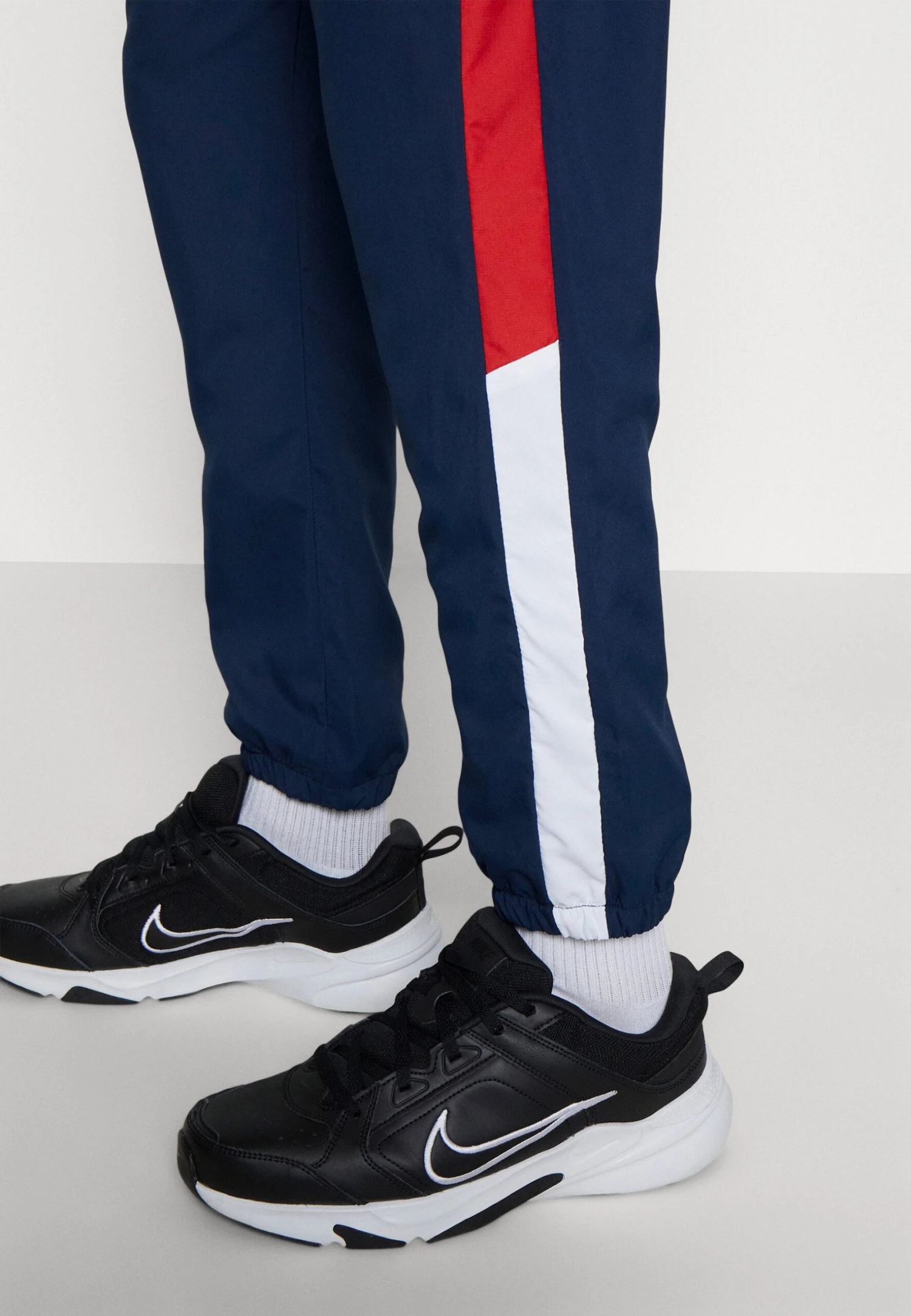 Esecuzione Track PantPantaloni SportiviDark Blue Uomo Abbigliamento EL942E04I-K11 Ellesse Esecuzione Track PantPantaloni SportiviDark Blue Uomo Abbigliamento EL942E04I-K11 -Ellesse c68d6dc25d1f4498acde14368dae9fbd scaled