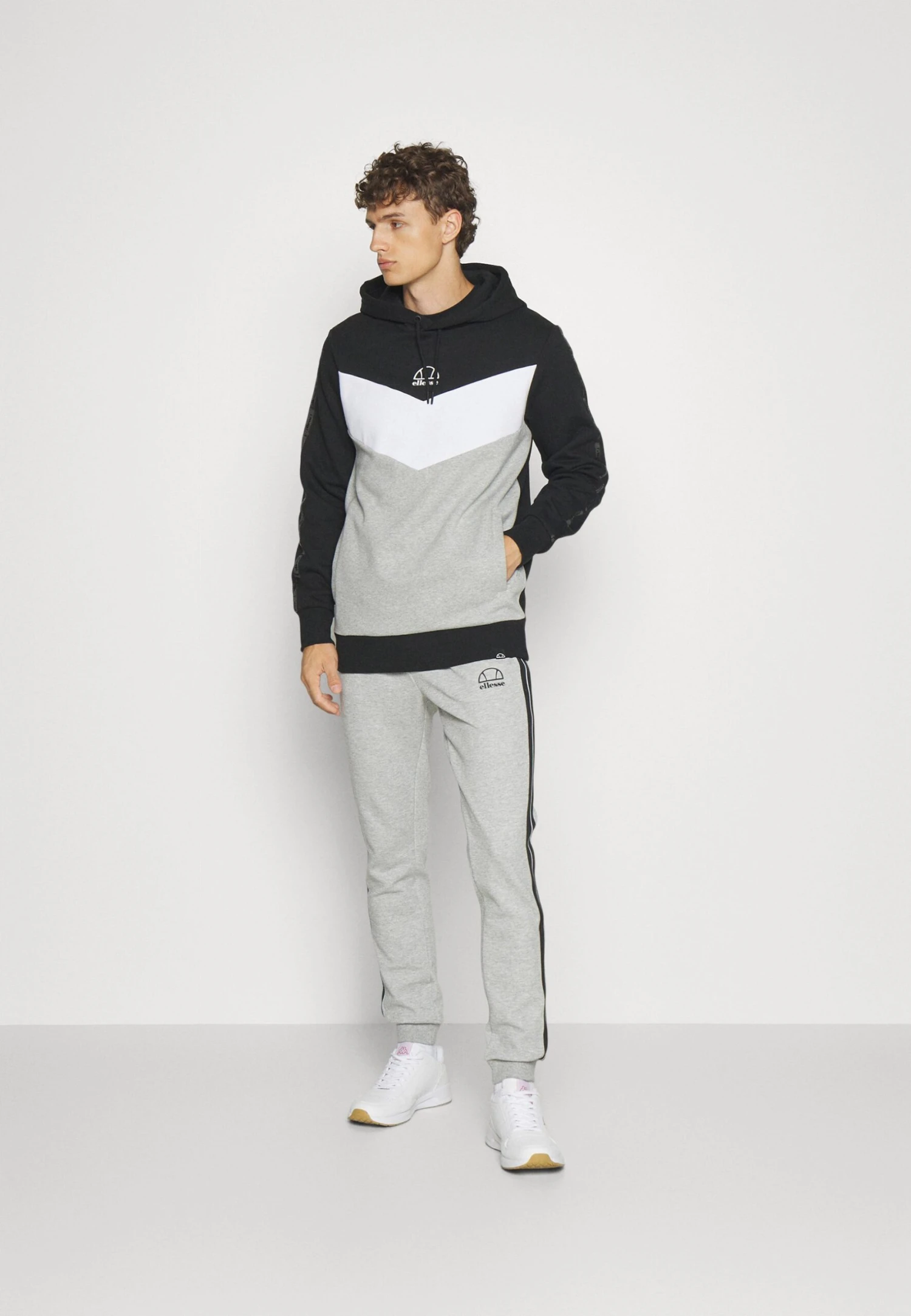 Condizione PantPantaloni SportiviGrey Uomo Abbigliamento EL942E04O-C11 Ellesse Condizione PantPantaloni SportiviGrey Uomo Abbigliamento EL942E04O-C11 -Ellesse cc7f888f26ed4af88ae77e220b634858 scaled