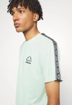 Ellesse Venuto TeeT-Shirt Con StampaGreen Uomo T-shirt E Polo EL942D051-M11 -Ellesse d1cd5f4de99e4939af8bc7d775fd237a