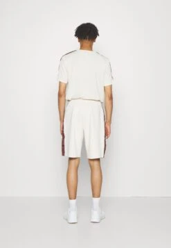 Ellesse Endrizi ShortPantaloncini SportiviOff-White Uomo Bermuda EL942E04V-A11 -Ellesse d358da24cf6946d88ff0a4b674aa55d0