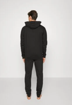 Ellesse BeviloPigiamaBlack Uomo Per La Notte EL982M00I-Q11 4 Ellesse BeviloPigiamaBlack Uomo Per La Notte EL982M00I-Q11 -Ellesse e37636e7e7fa41d8a029a440d6174eca