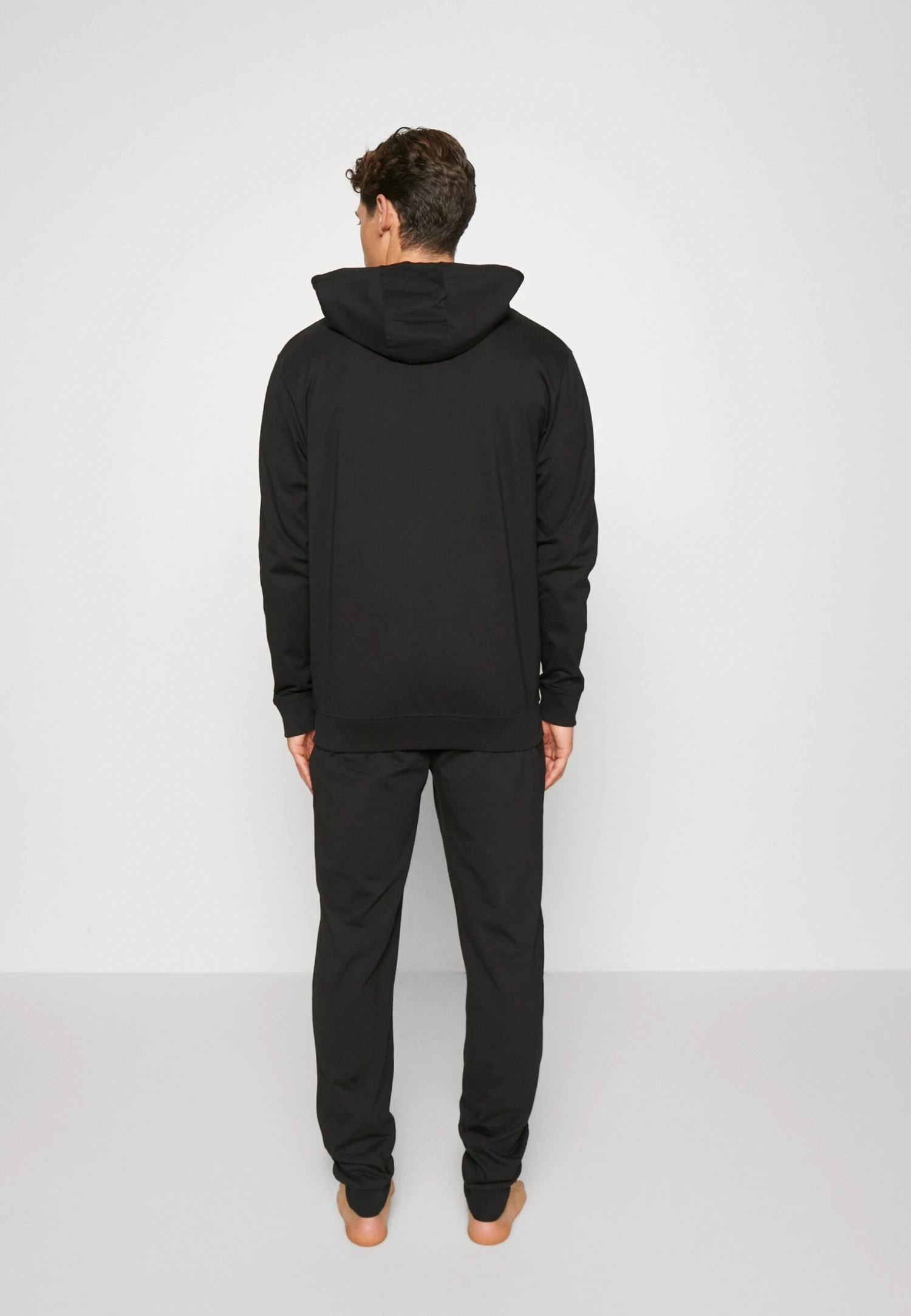 BeviloPigiamaBlack Uomo Per la notte EL982M00I-Q11 Ellesse BeviloPigiamaBlack Uomo Per La Notte EL982M00I-Q11 -Ellesse e37636e7e7fa41d8a029a440d6174eca scaled