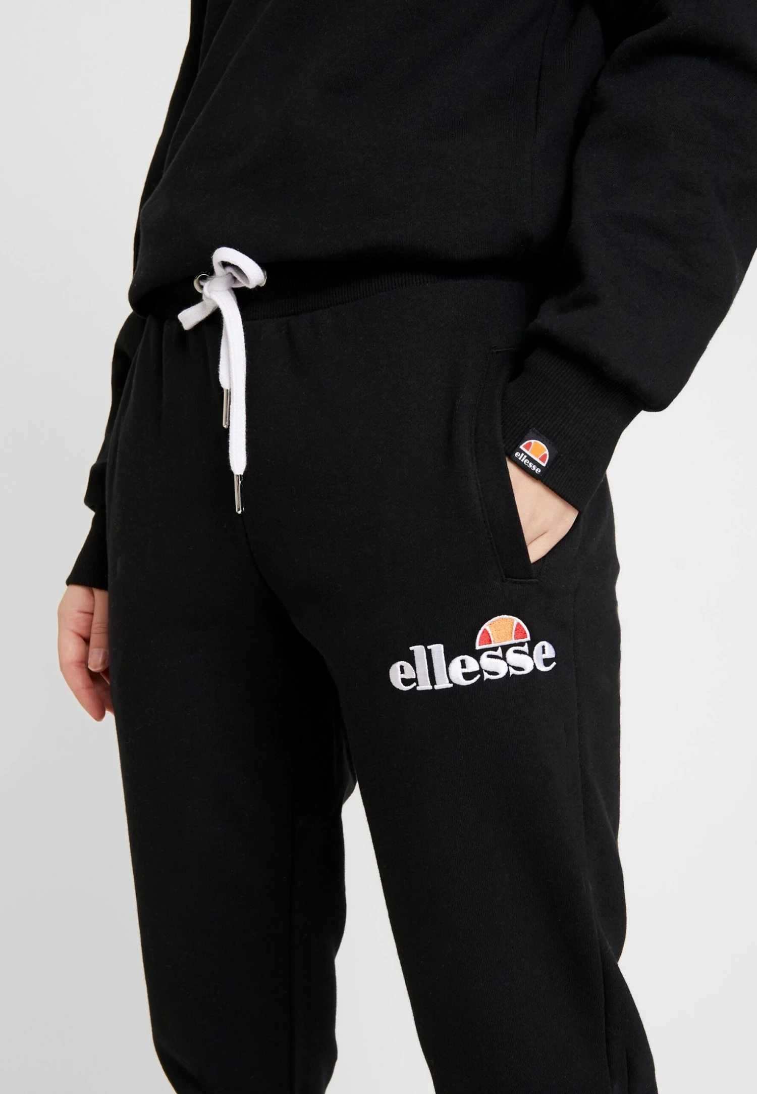 Frivola - Pantaloni Sportivi - Black Ellesse Frivola - Pantaloni Sportivi - Black -Ellesse ed68eaee76b1440f91a7faea969769e7 scaled