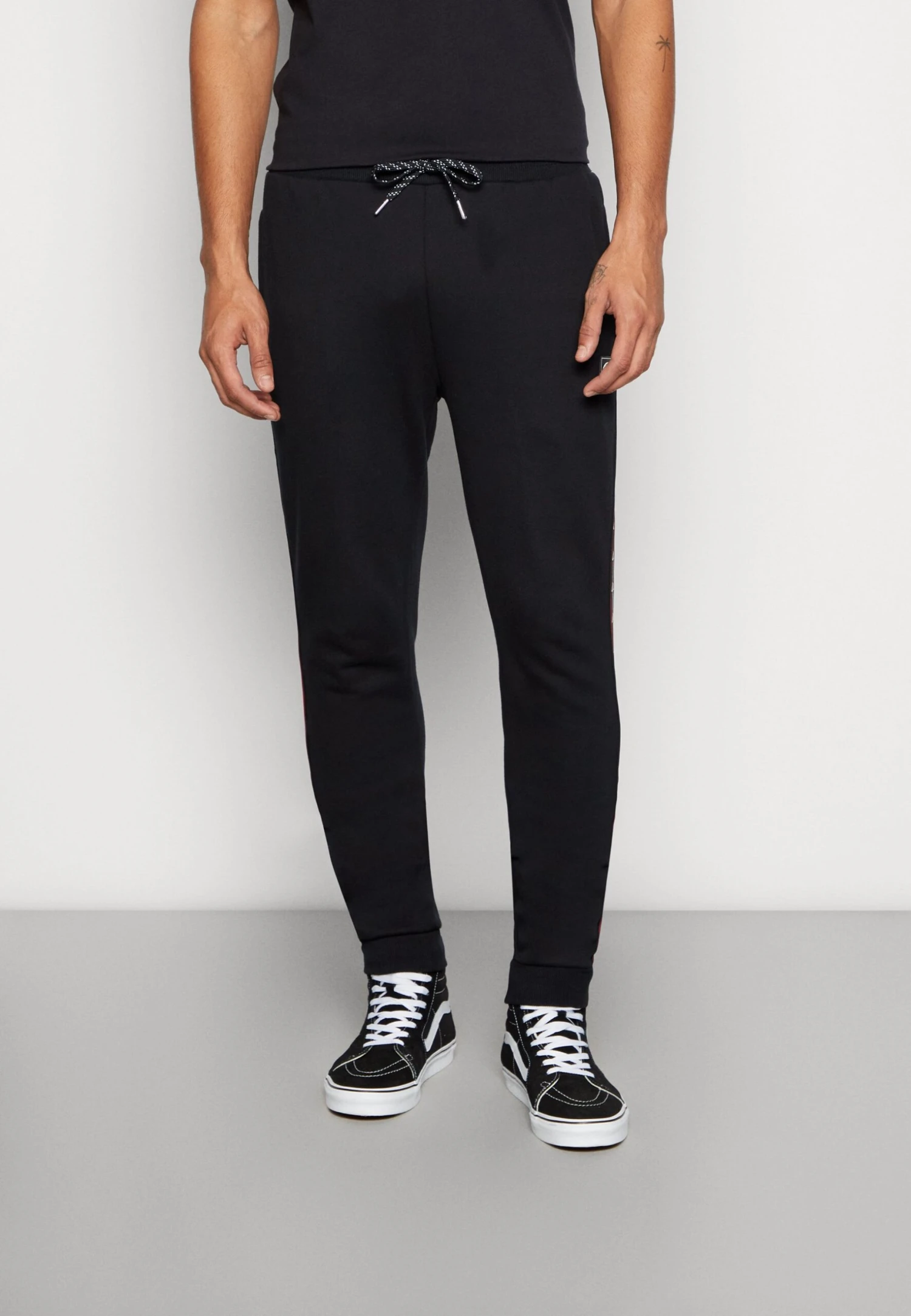 Jettan Jog PantPantaloni SportiviBlack Uomo Abbigliamento EL922E04L-Q11 Ellesse Jettan Jog PantPantaloni SportiviBlack Uomo Abbigliamento EL922E04L-Q11 -Ellesse f0aa7ff4915d433a98f95414aaeeae0e scaled