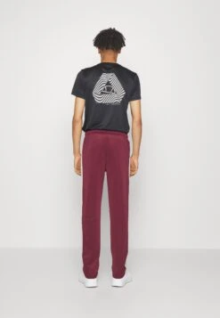 Ellesse Alessie Track PantPantaloni SportiviBurgundy Uomo Pantaloni EL942E04U-G11 7 Ellesse Alessie Track PantPantaloni SportiviBurgundy Uomo Pantaloni EL942E04U-G11 -Ellesse f39b629f6d154bcfb7a5c6b8b88da961